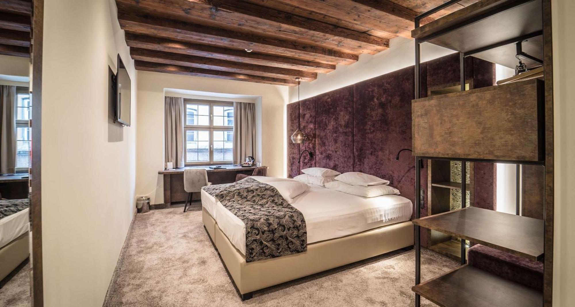 Western Goldener Adler Hotel